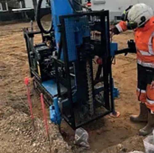 Machine pour étude de sol géotechnique avec ingénieur